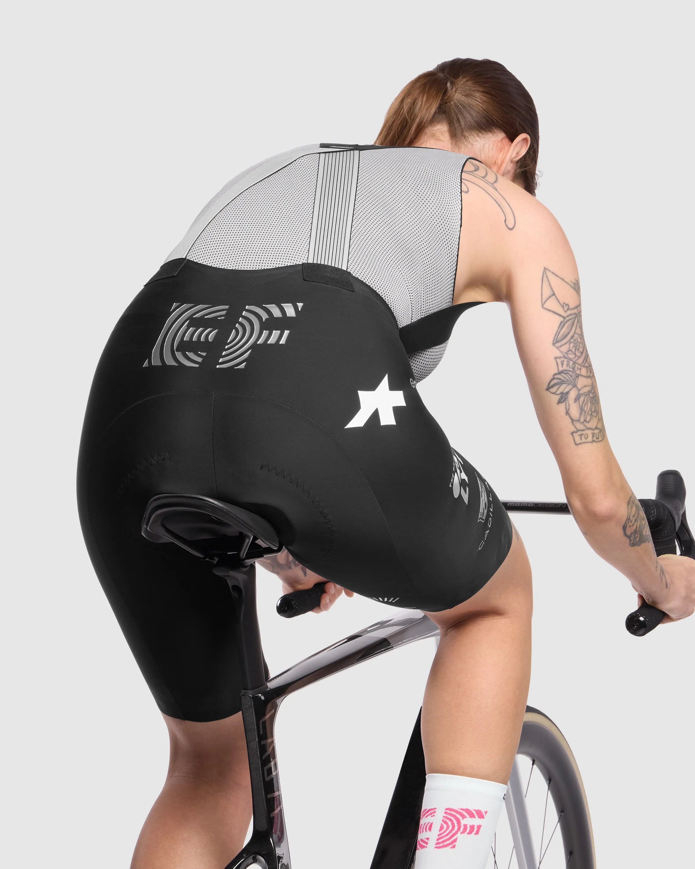 ASSOS DYORA R Bib Shorts S11 EF - Black - Image 7