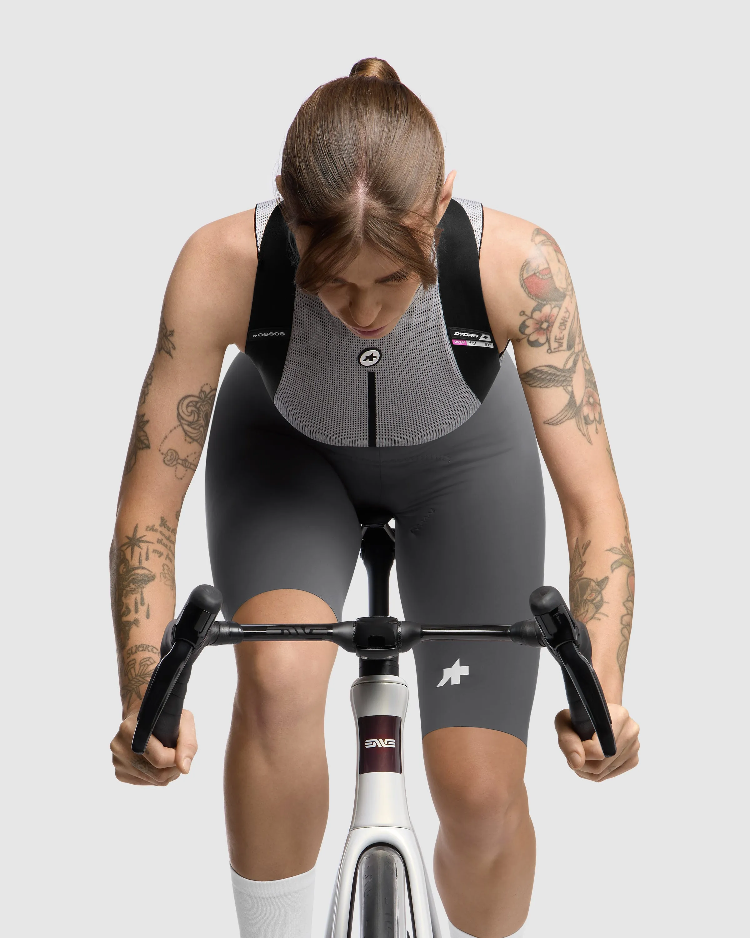 ASSOS DYORA R Bib Shorts S11 - Grey - Image 5