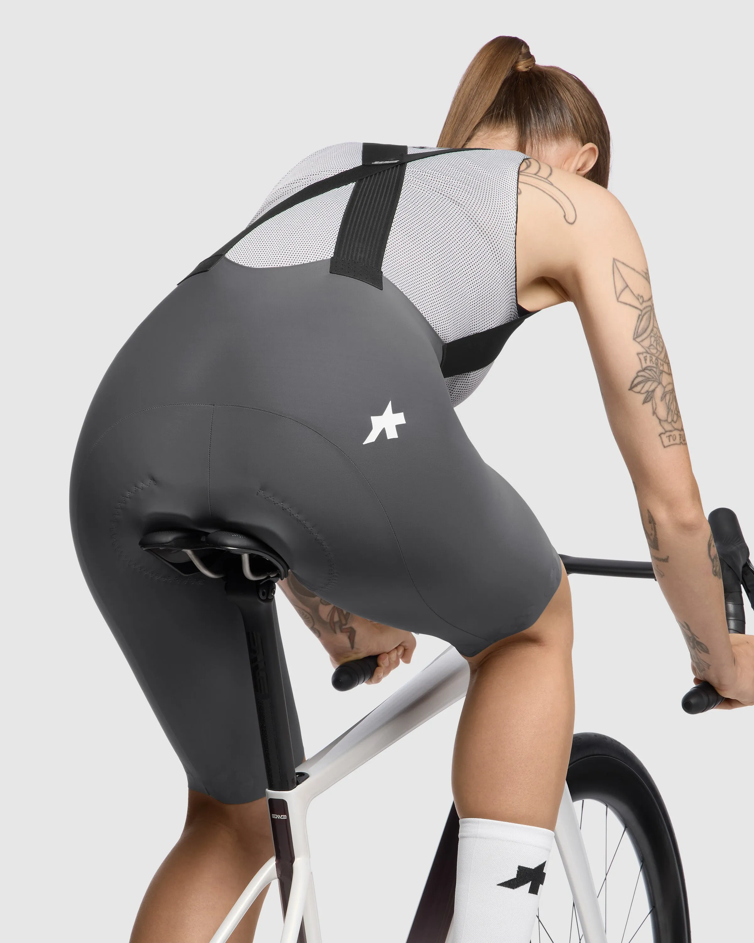 ASSOS DYORA R Bib Shorts S11 - Grey - Image 7
