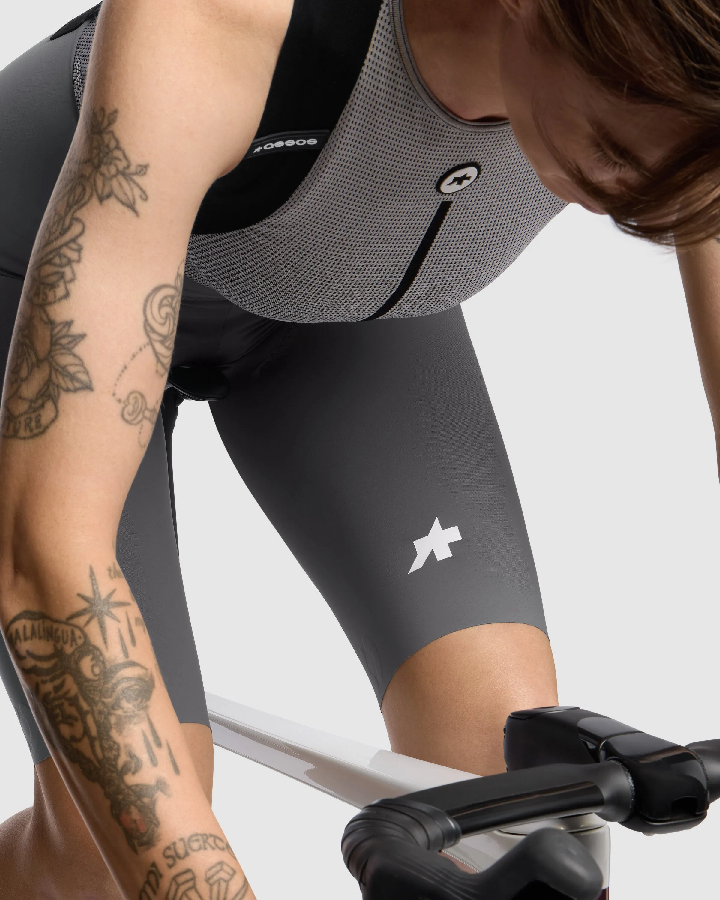 ASSOS DYORA R Bib Shorts S11 - Grey - Image 8