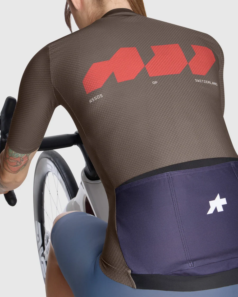 ASSOS Equipe R Dyora Jersey WeAreTheA - Moka Brown - Image 4