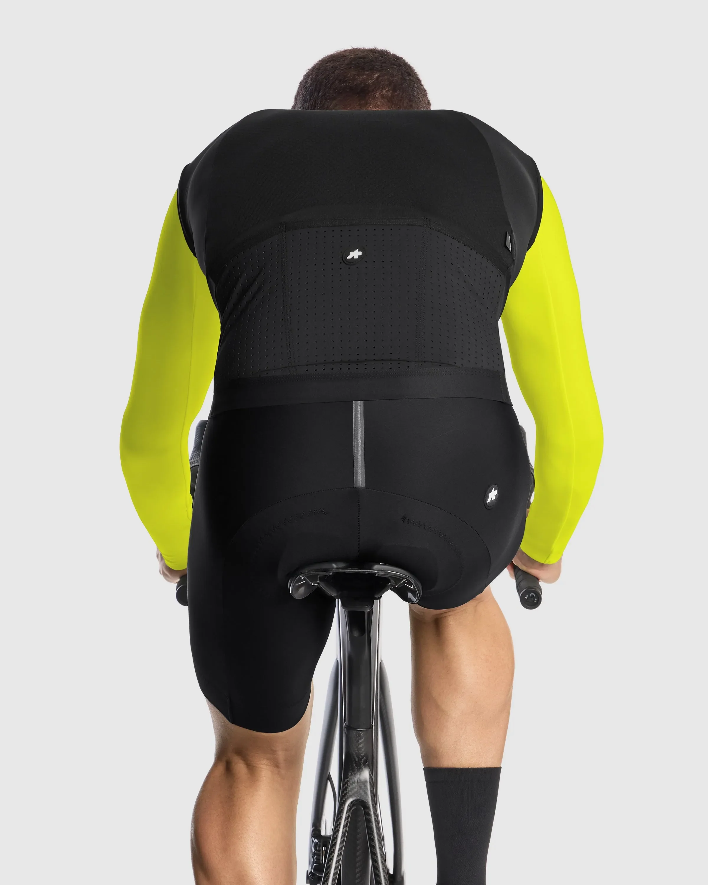 ASSOS EQUIPE R Spring Fall Gilet S11 - Black - Image 6