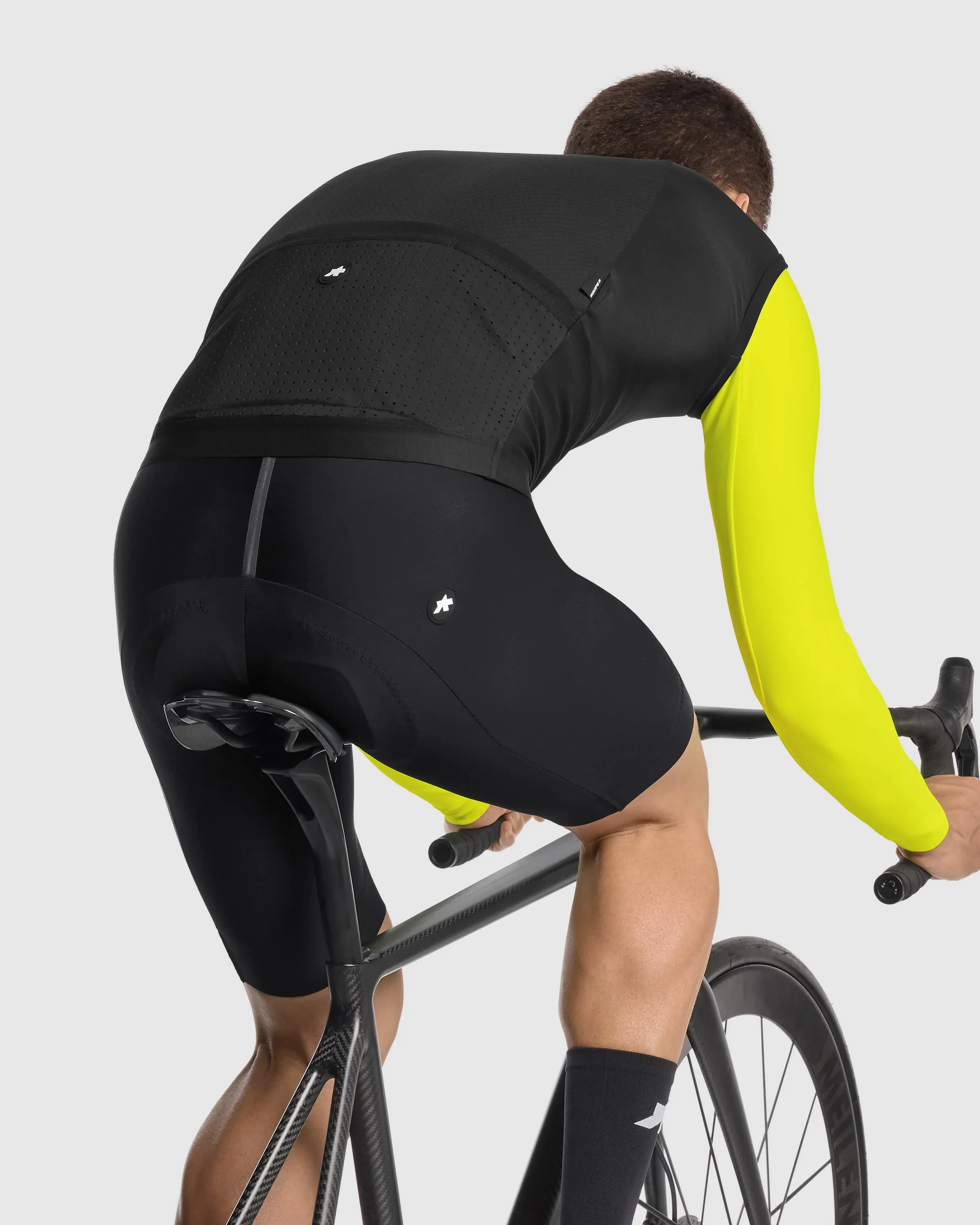 ASSOS EQUIPE R Spring Fall Gilet S11 - Black - Image 7