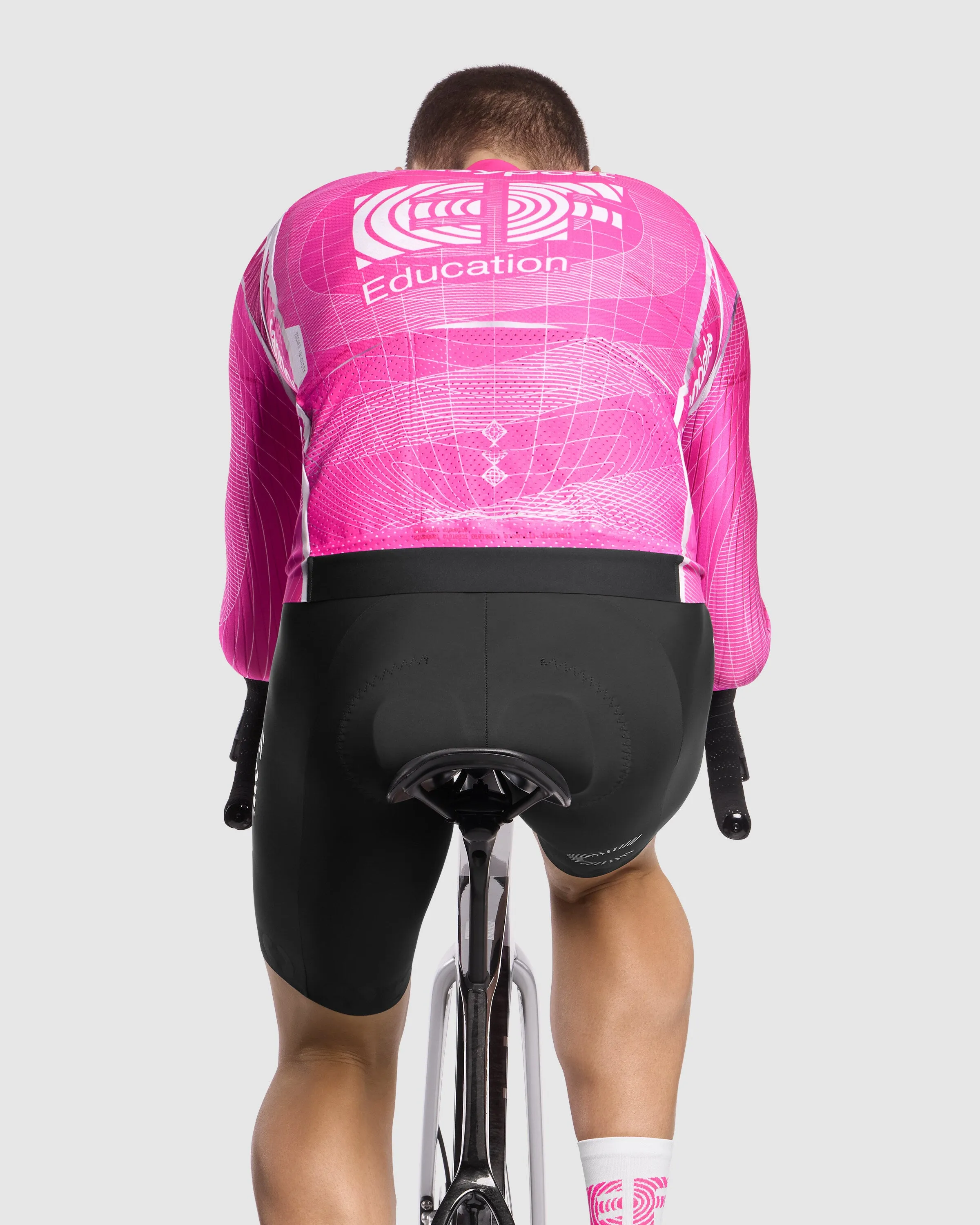 ASSOS EQUIPE R Spring Fall Gilet S11 EF - Pink - Image 6