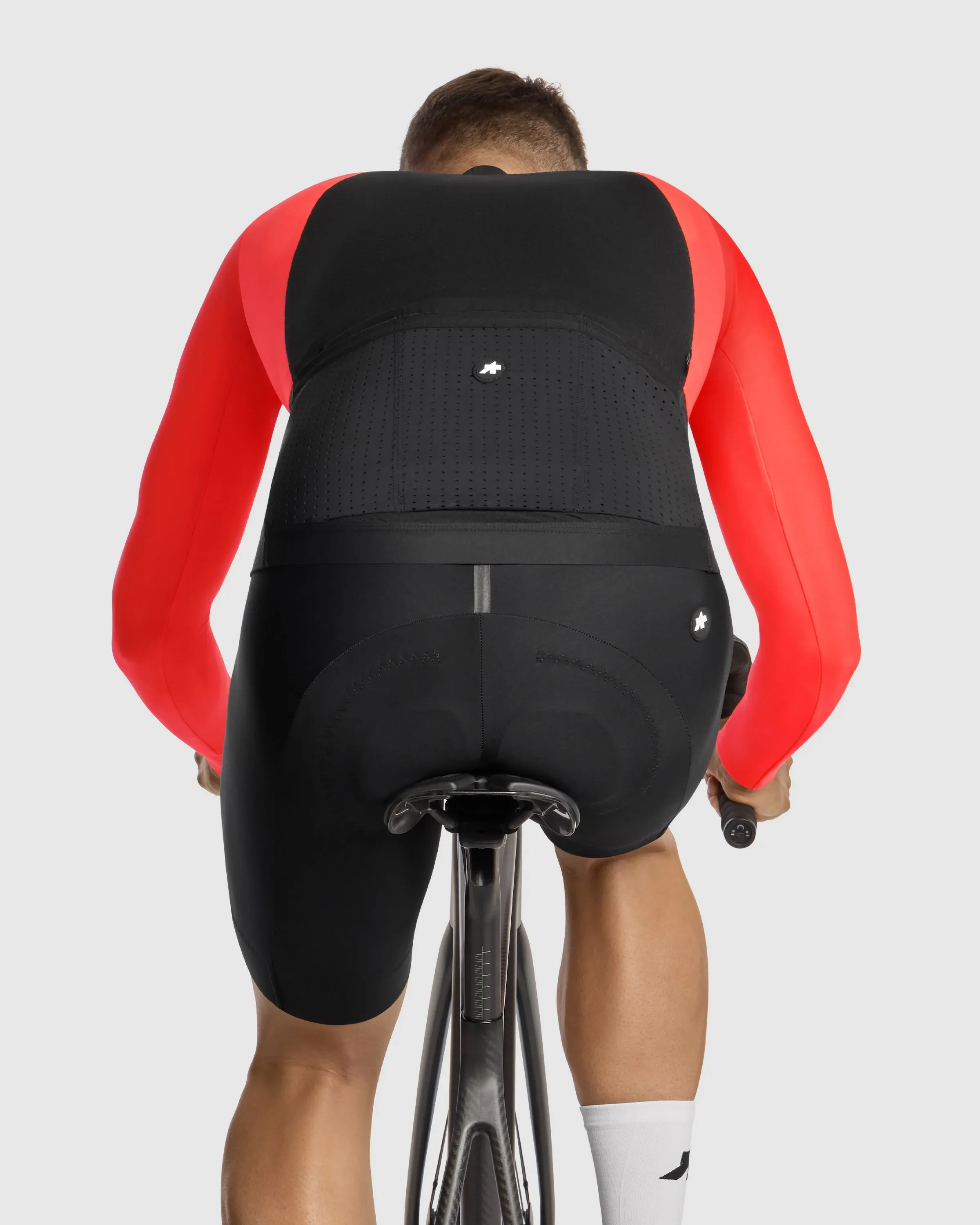 ASSOS EQUIPE R Spring Fall Gilet S11 - Red - Image 6