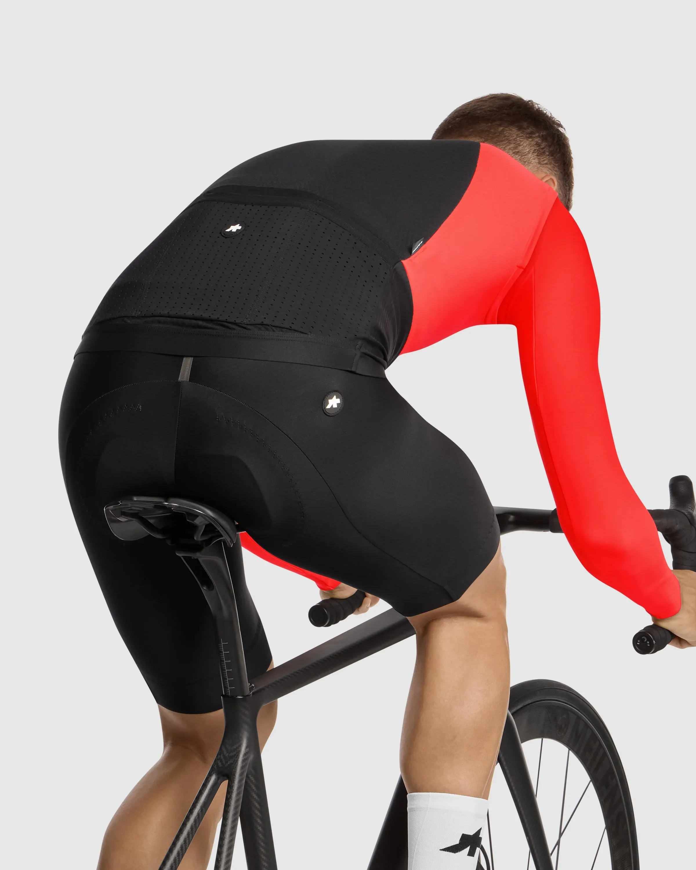 ASSOS EQUIPE R Spring Fall Gilet S11 - Red - Image 7