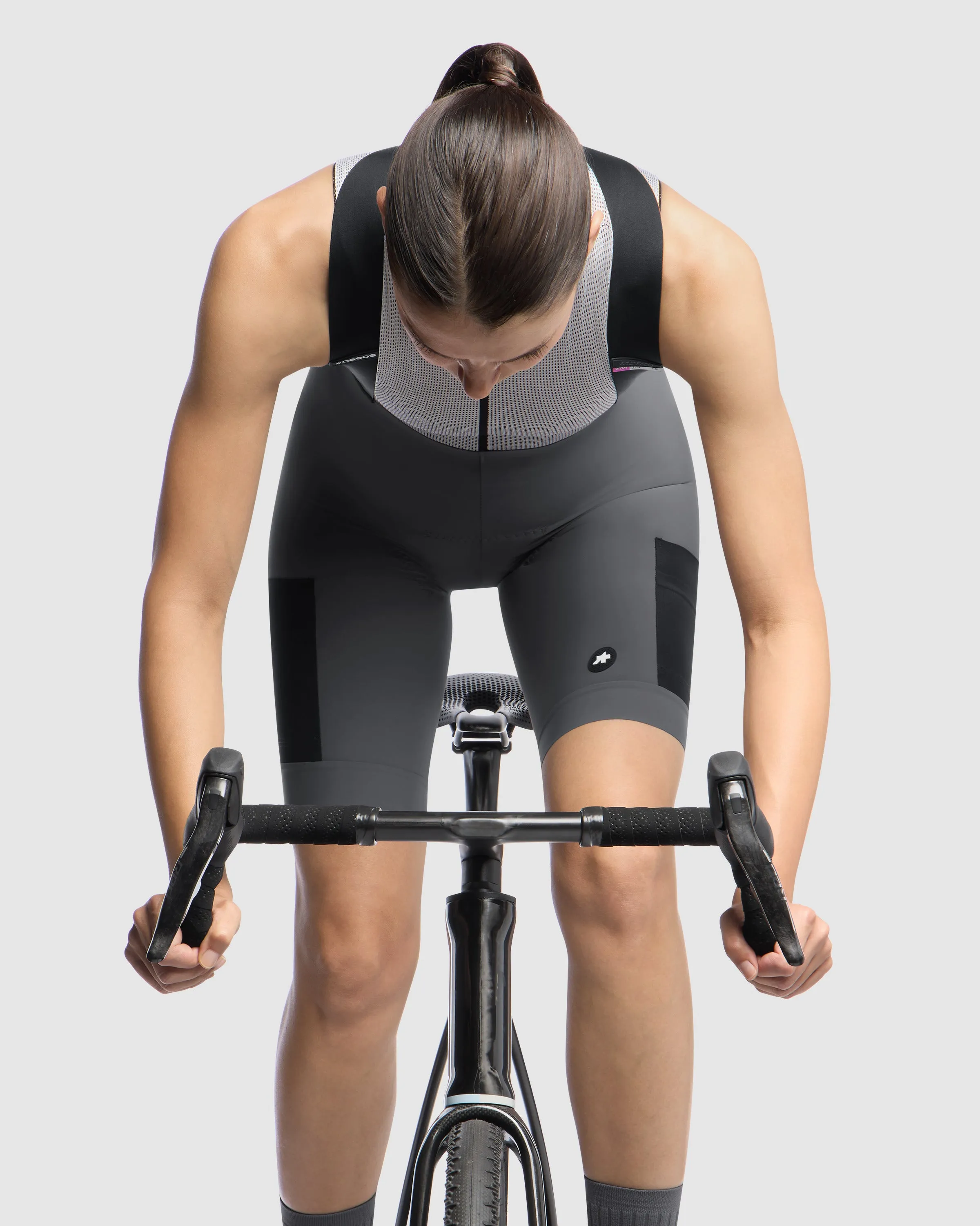 ASSOS TACTICA Kieskäfer women's gravel Bib Shorts T5 - Grey - Image 5