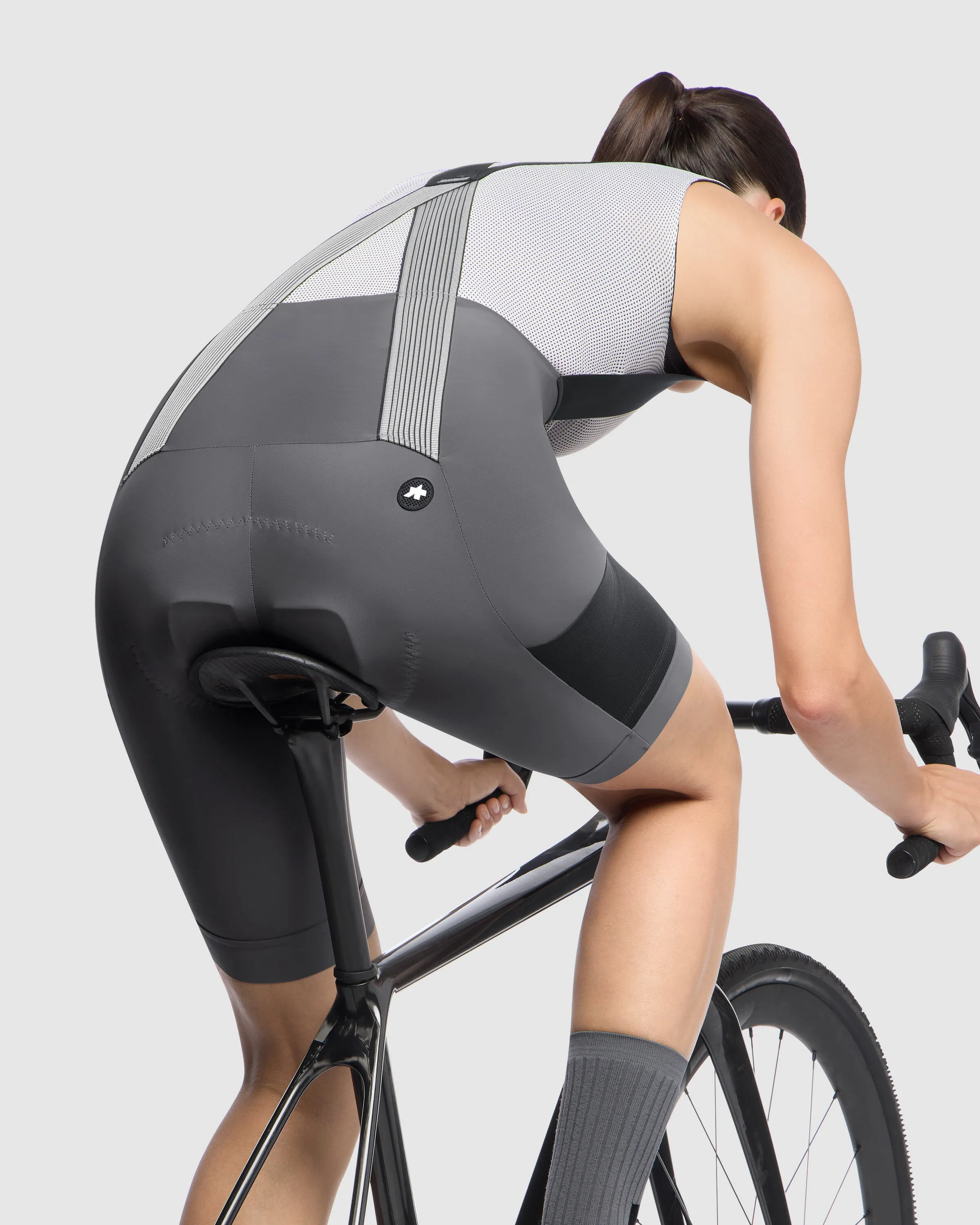 ASSOS TACTICA Kieskäfer women's gravel Bib Shorts T5 - Grey - Image 7