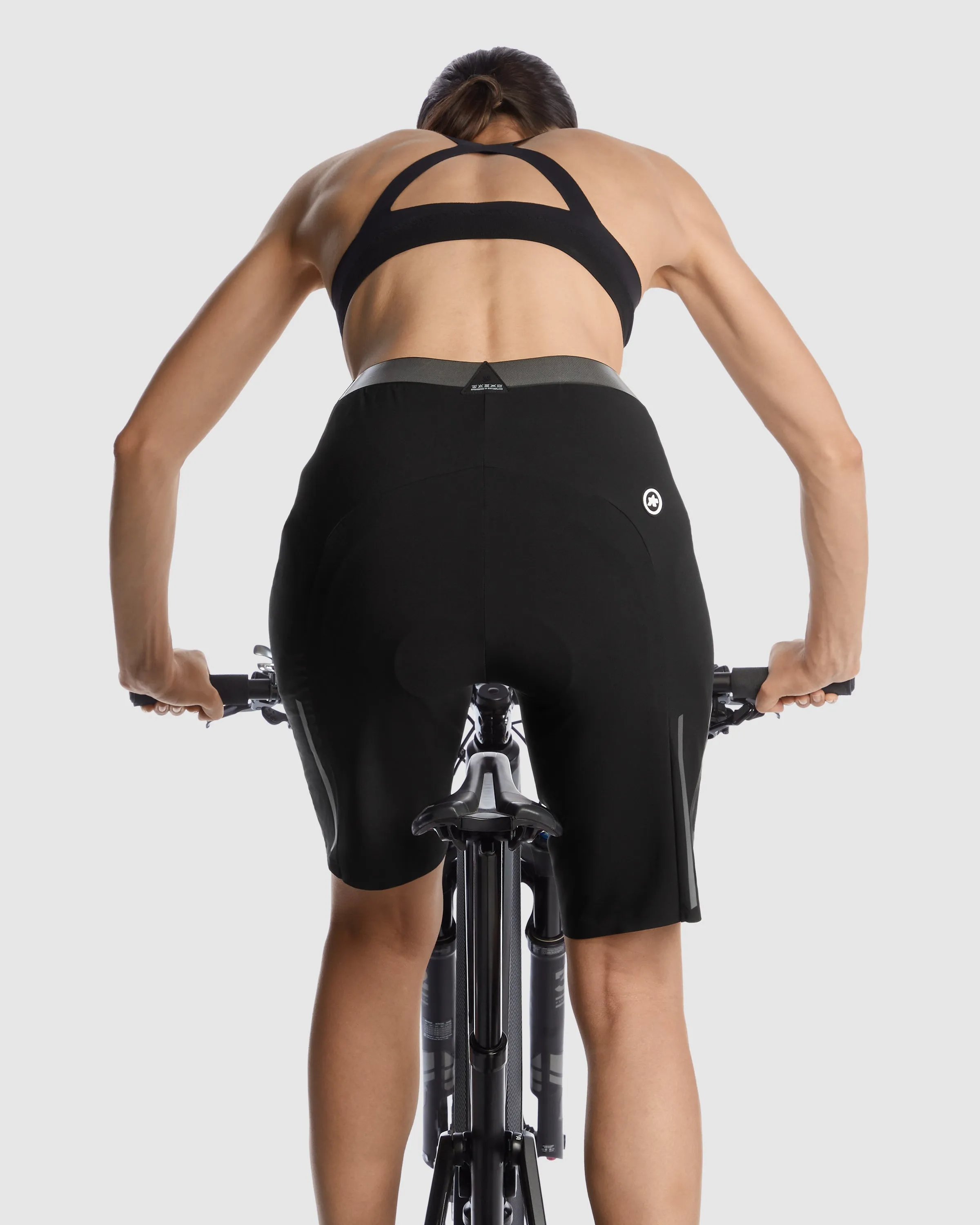 ASSOS Trail Tactica Women's Cargo Shorts T3 - Black - Image 6