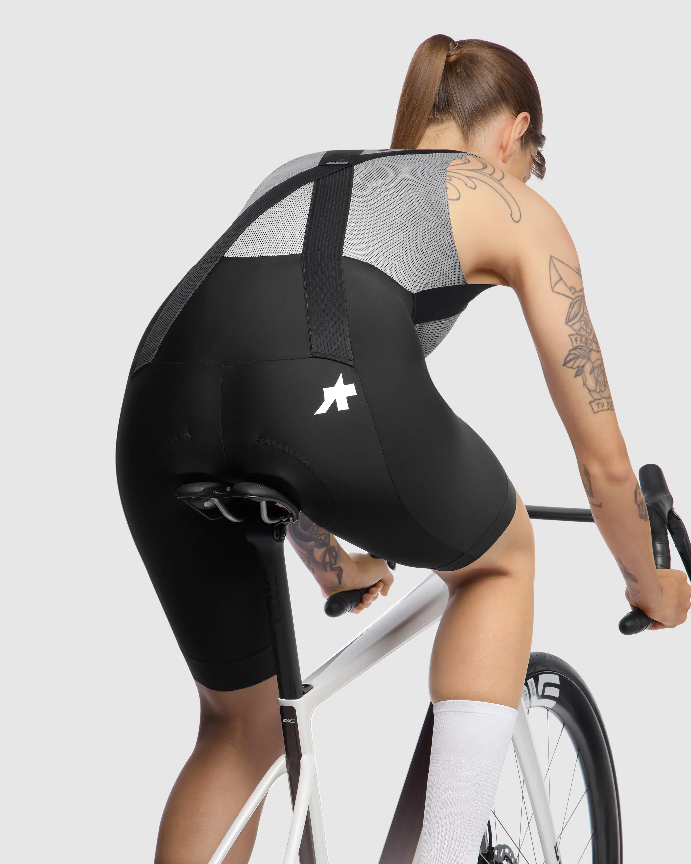 ASSOS UMA GT Bib Shorts S11 - Black - Image 7