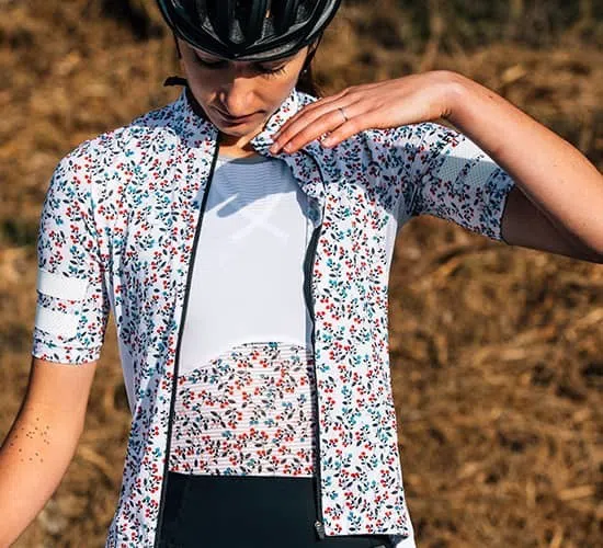 CAFE DU CYCLISTE Women Cecilia Sleeveless Mesh Baselayer - Groseille - Image 5