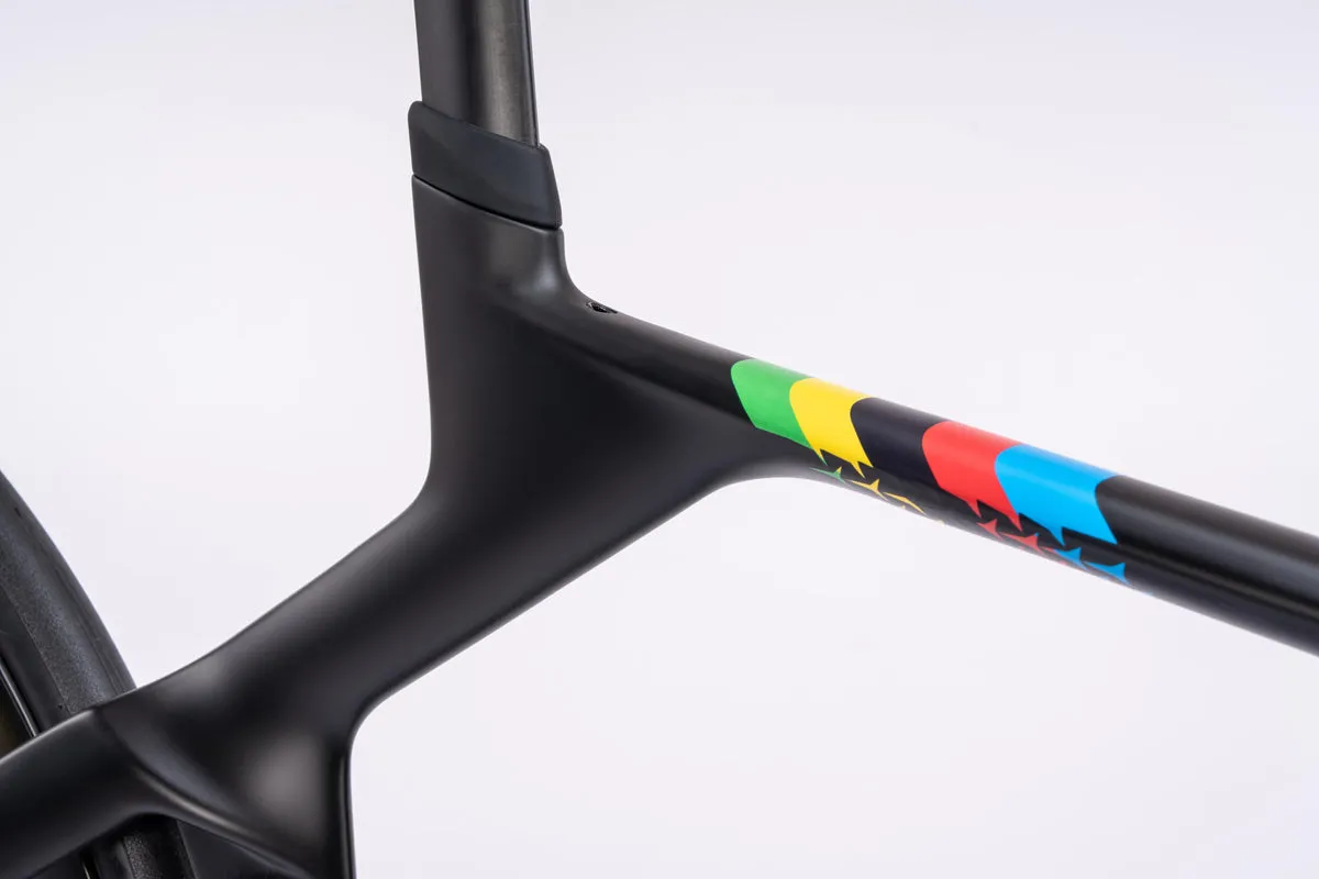 COLNAGO Y1rs Shimano Durace Di2/ Enve WS SES 4.5 Wheels - Black/World Cup - Image 4
