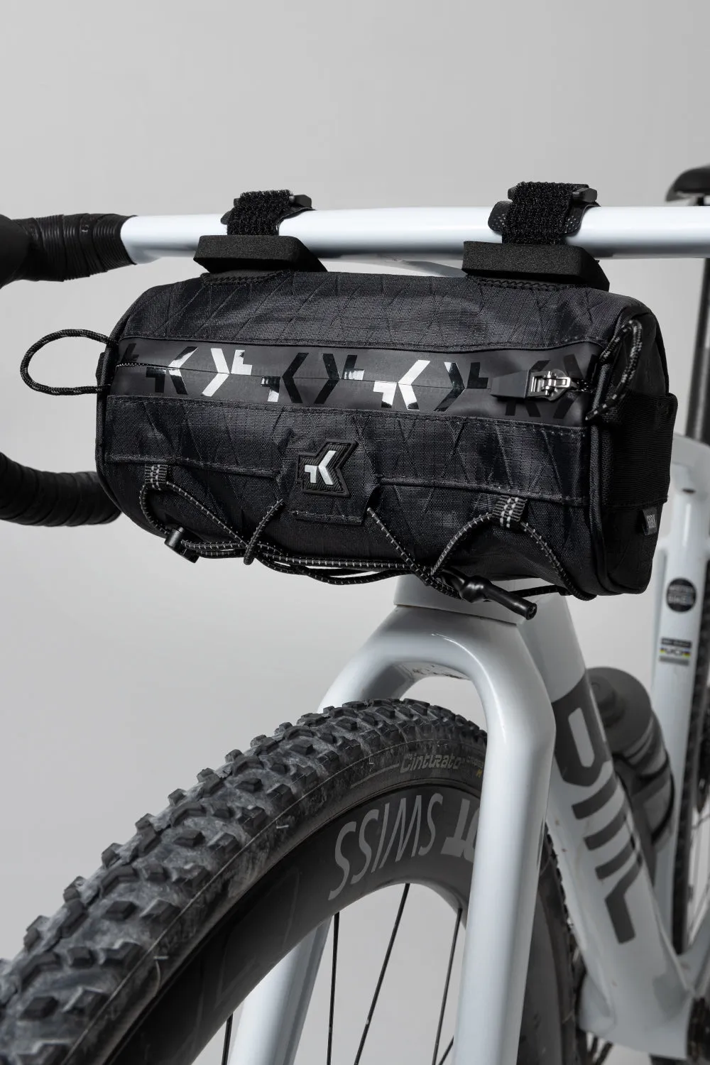 GOBIK Wander 1.5L Handlebar Bag - True Black - Image 4