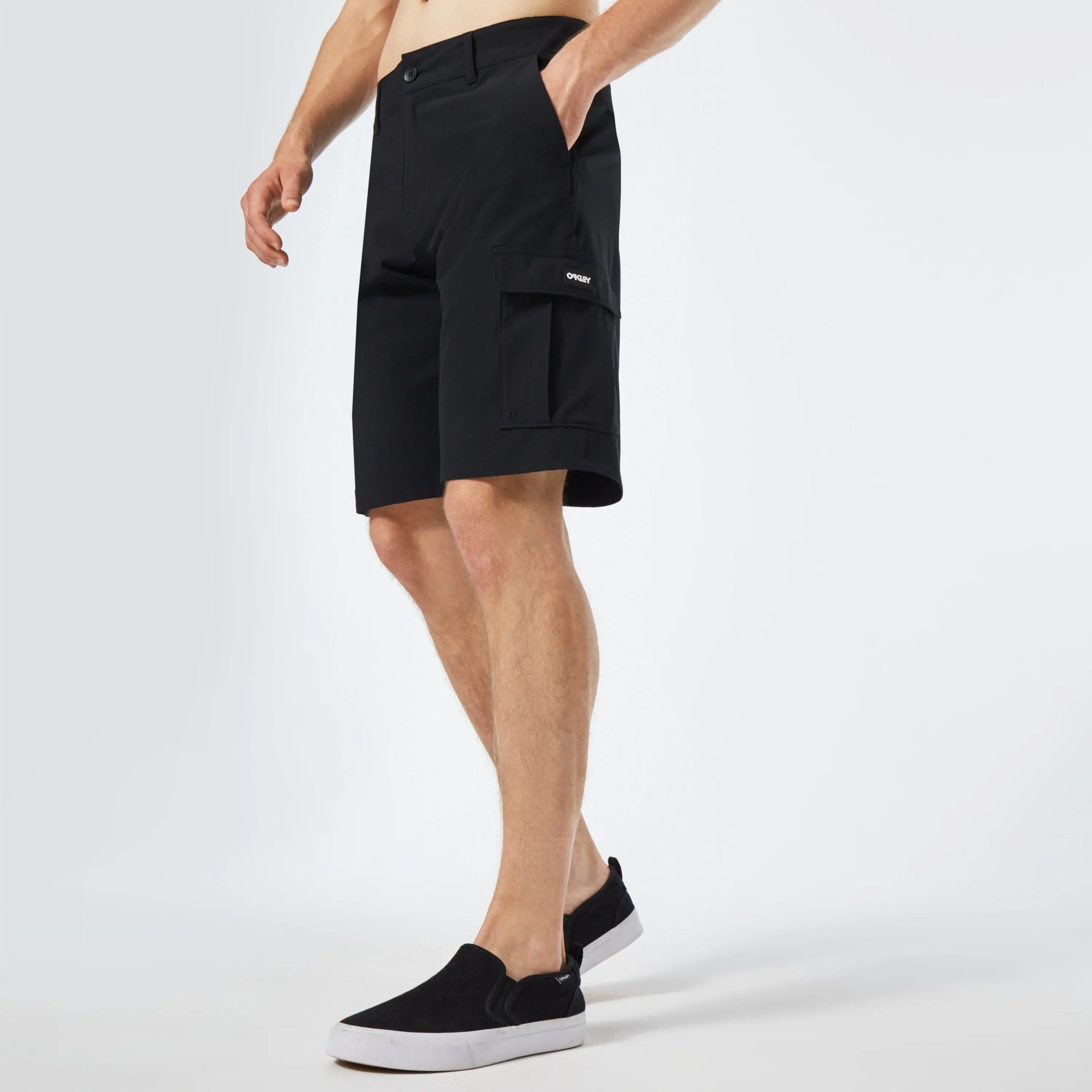 OAKLEY B1B Cargo Hybrid Short - Blackout - Image 4