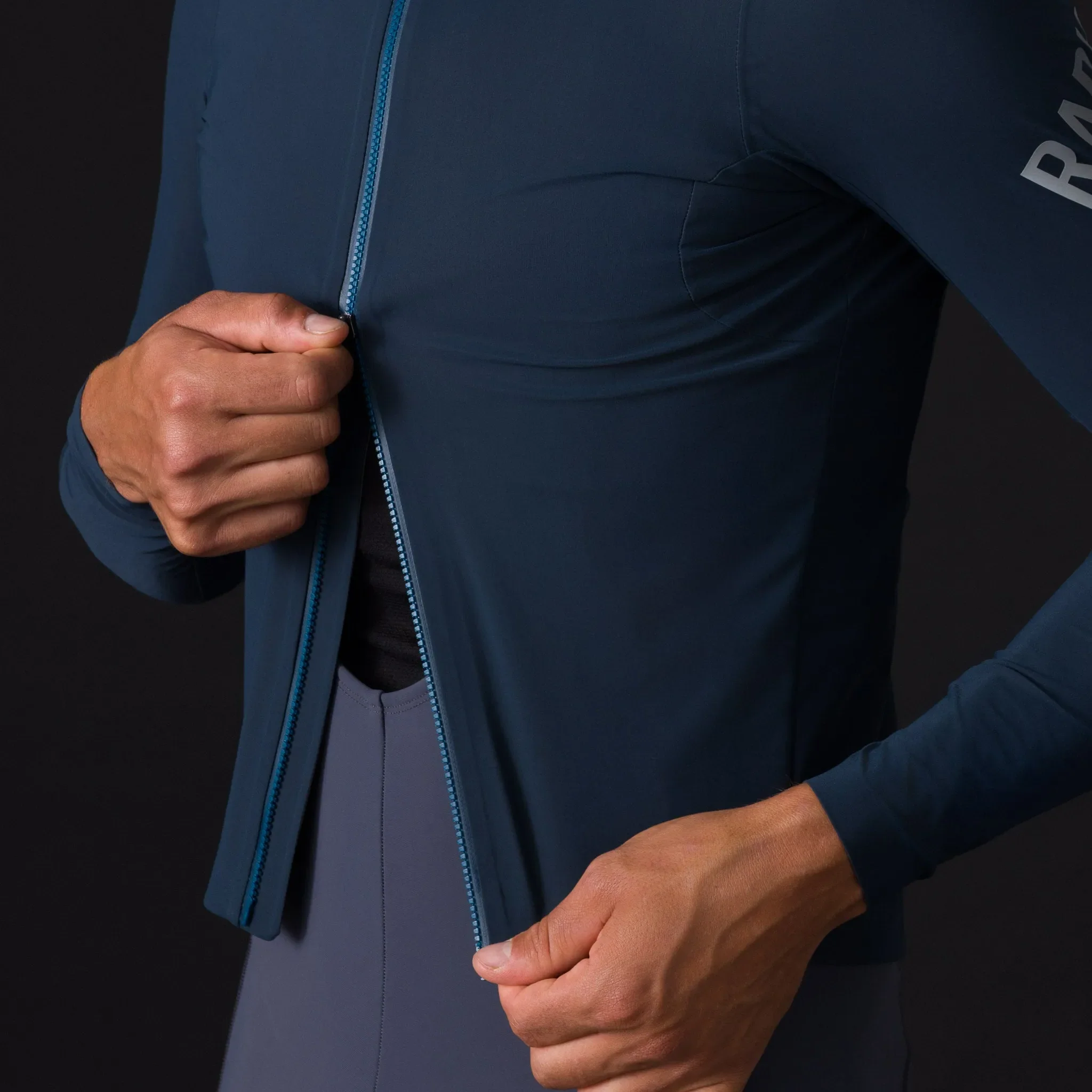 RAPHA Men's Pro Team Long Sleeve Shadow Jersey - Carbono - Image 5