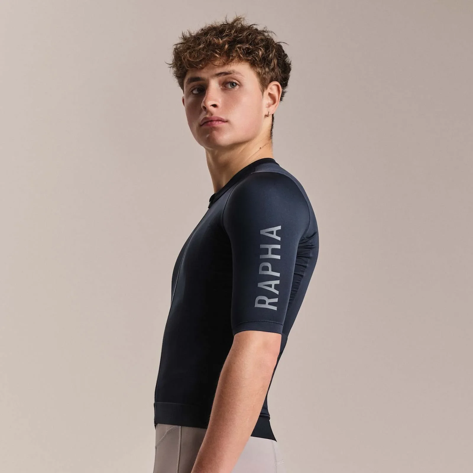 RAPHA  Men's Pro Team Training Jersey III - Carbon/Dark Grey - Image 4