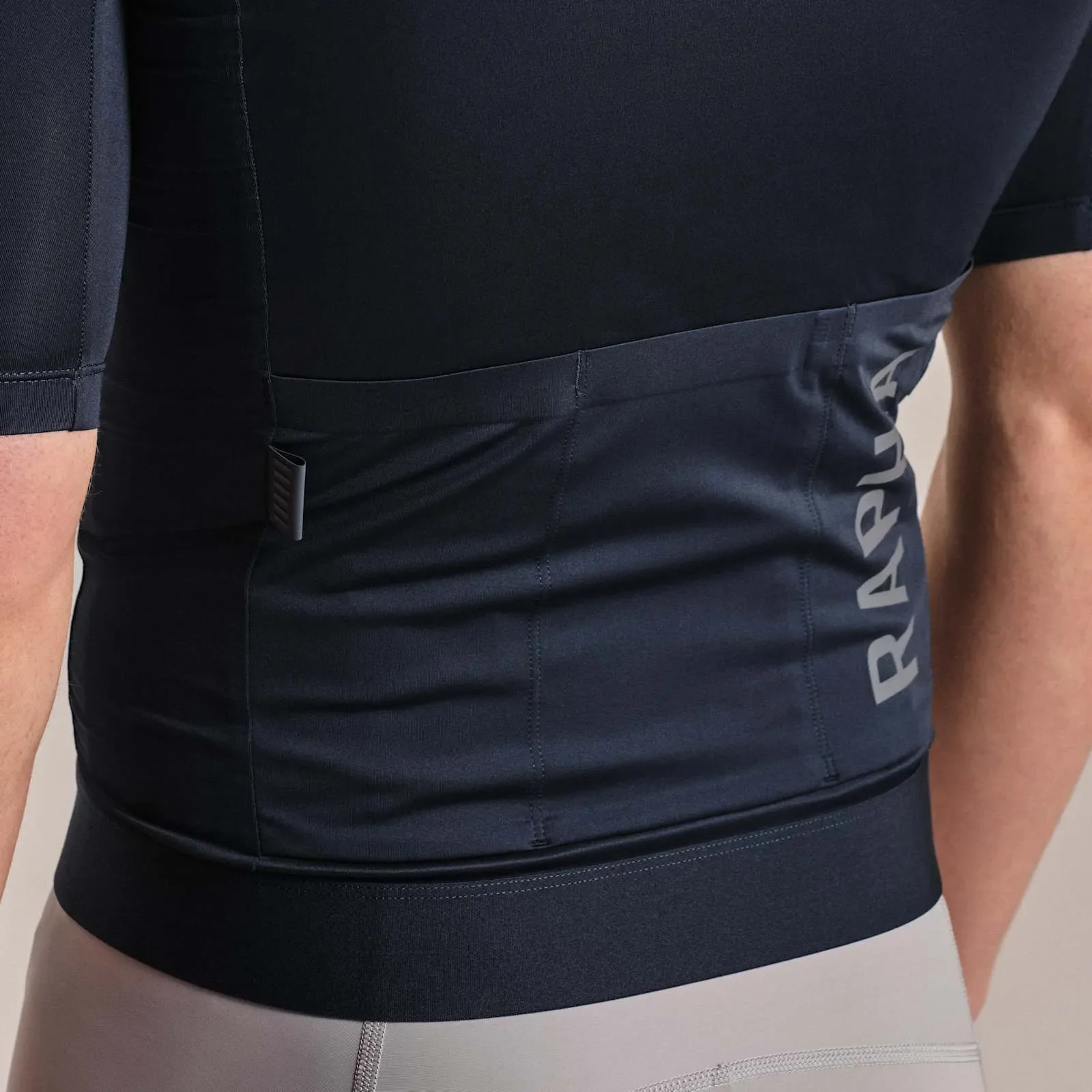 RAPHA  Men's Pro Team Training Jersey III - Carbon/Dark Grey - Image 5