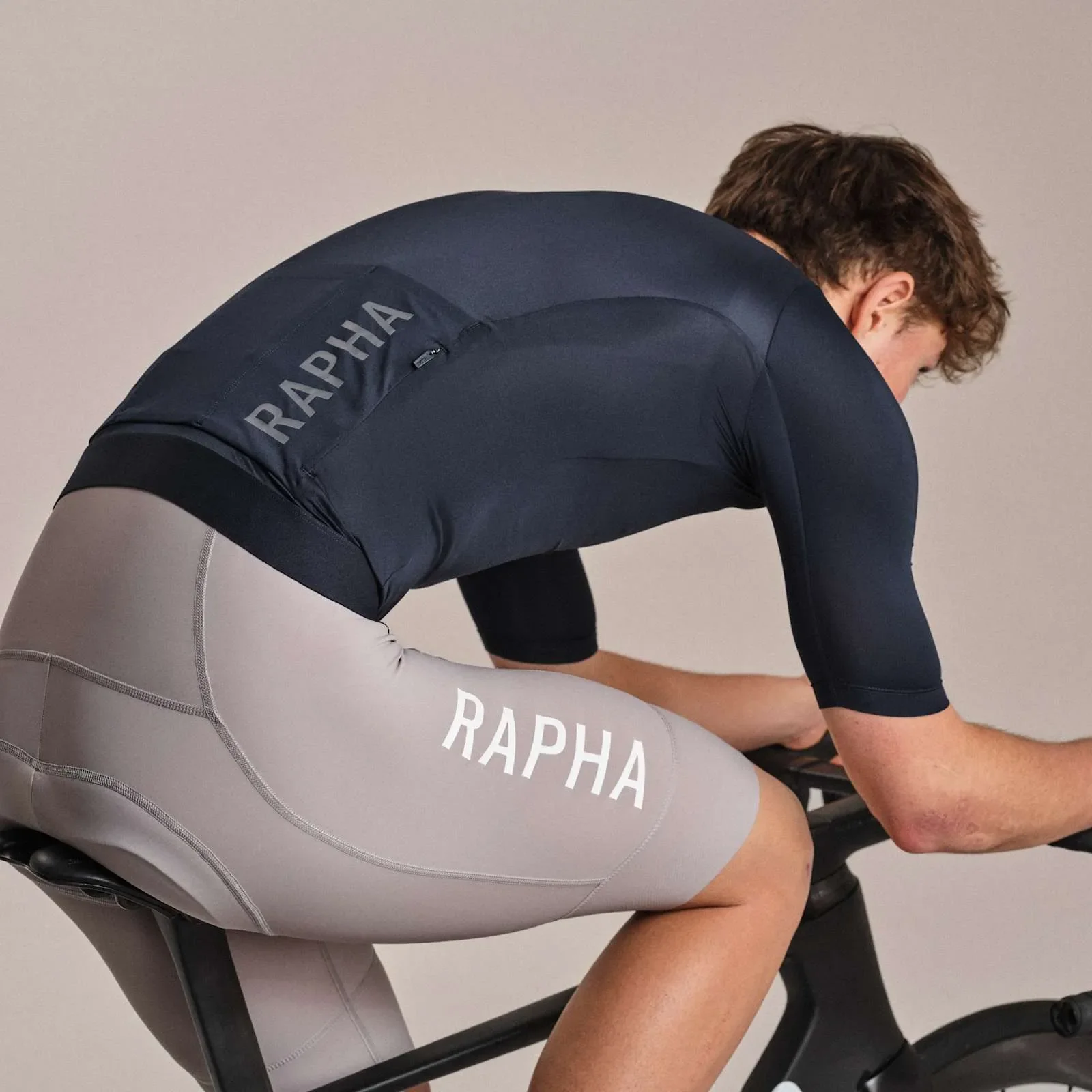 RAPHA  Men's Pro Team Training Jersey III - Carbon/Dark Grey - Image 6