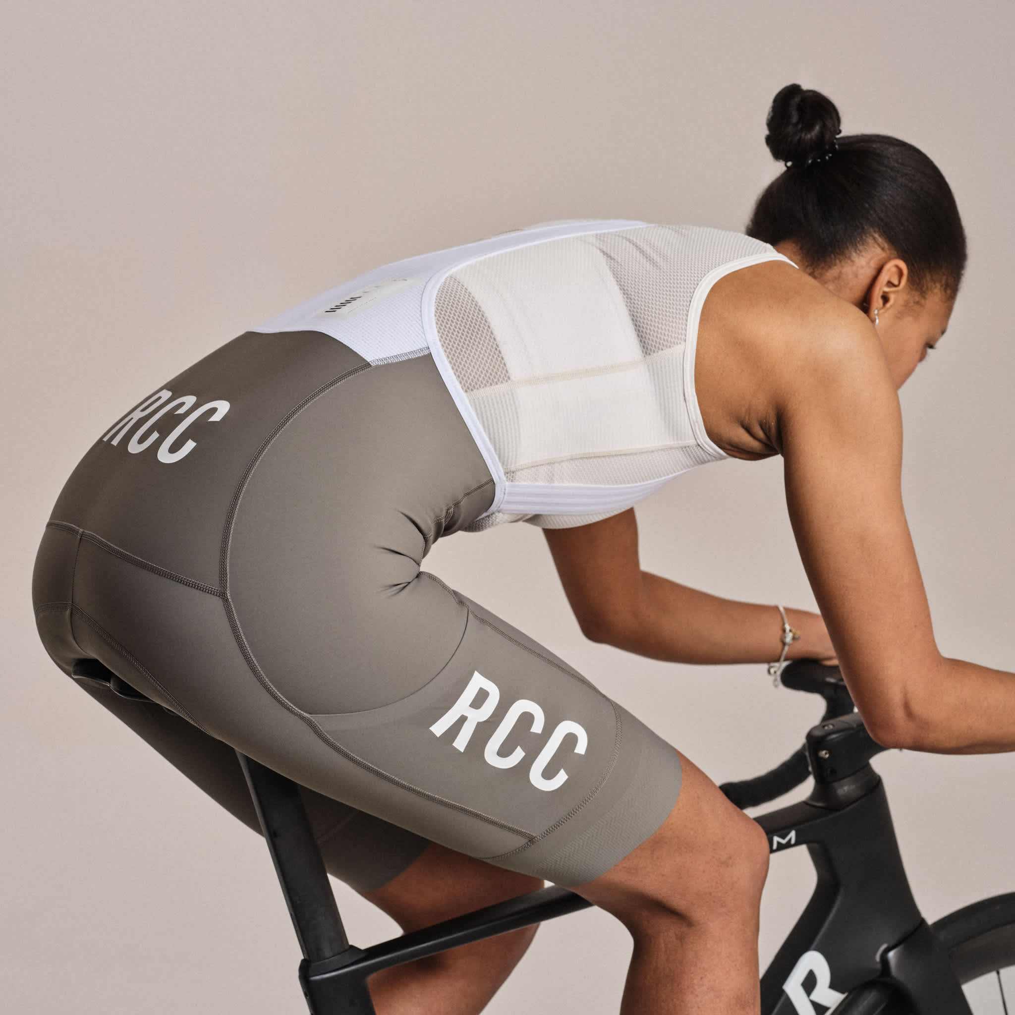 RAPHA RCC Pro Team Women Cargo Bib Shorts - Smoke/White - Image 4