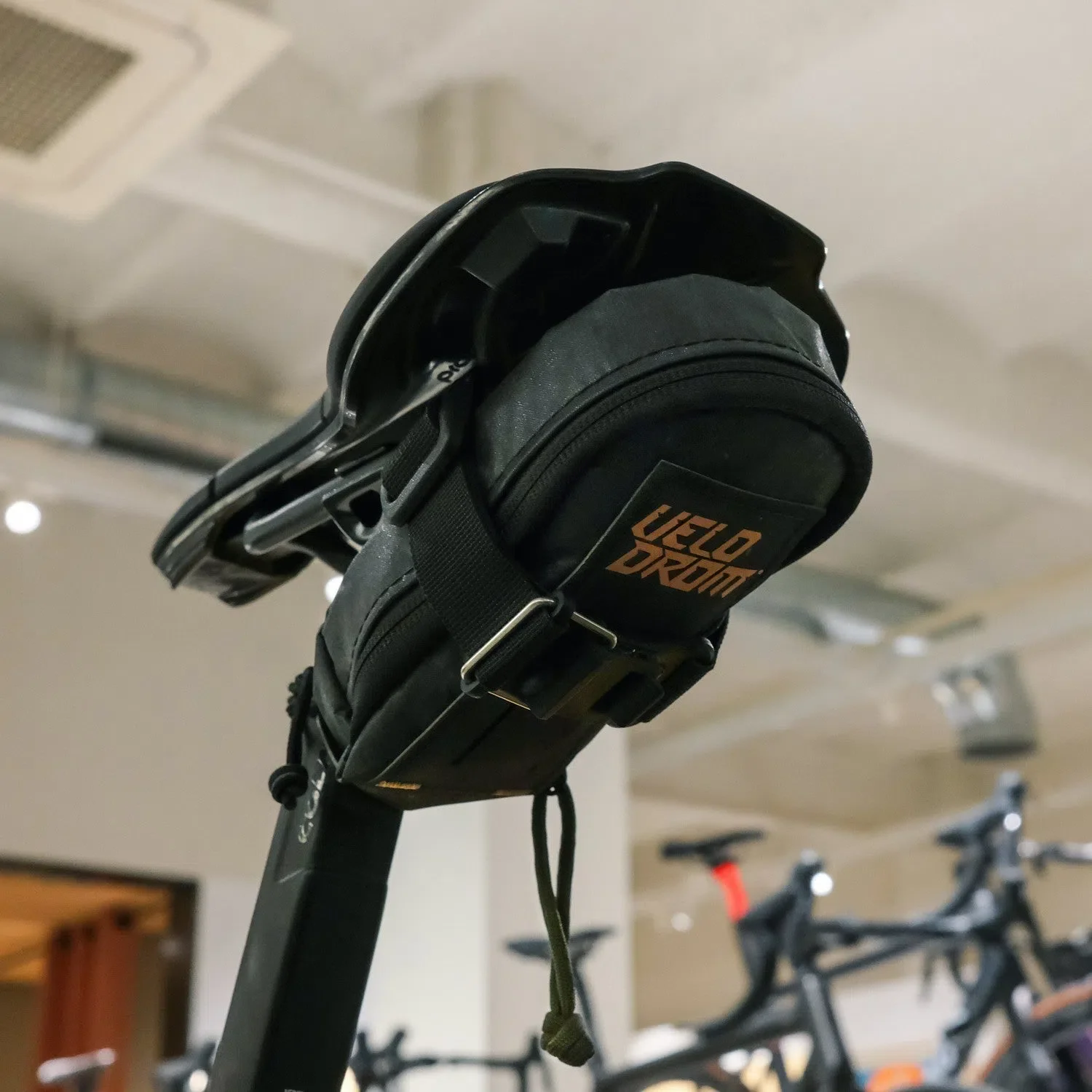 VELODROM RaceDay by Cordel Saddle Bag - Heavy Graphic Black/Sand - Image 7